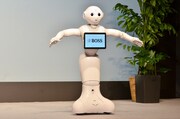 「コンドルの着地」を実演するPepper。