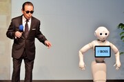 「コンドルの着地」を実演するタモリとPepper。