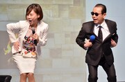 「コンドルの着地」を実演する（左から）高橋真麻とタモリ。