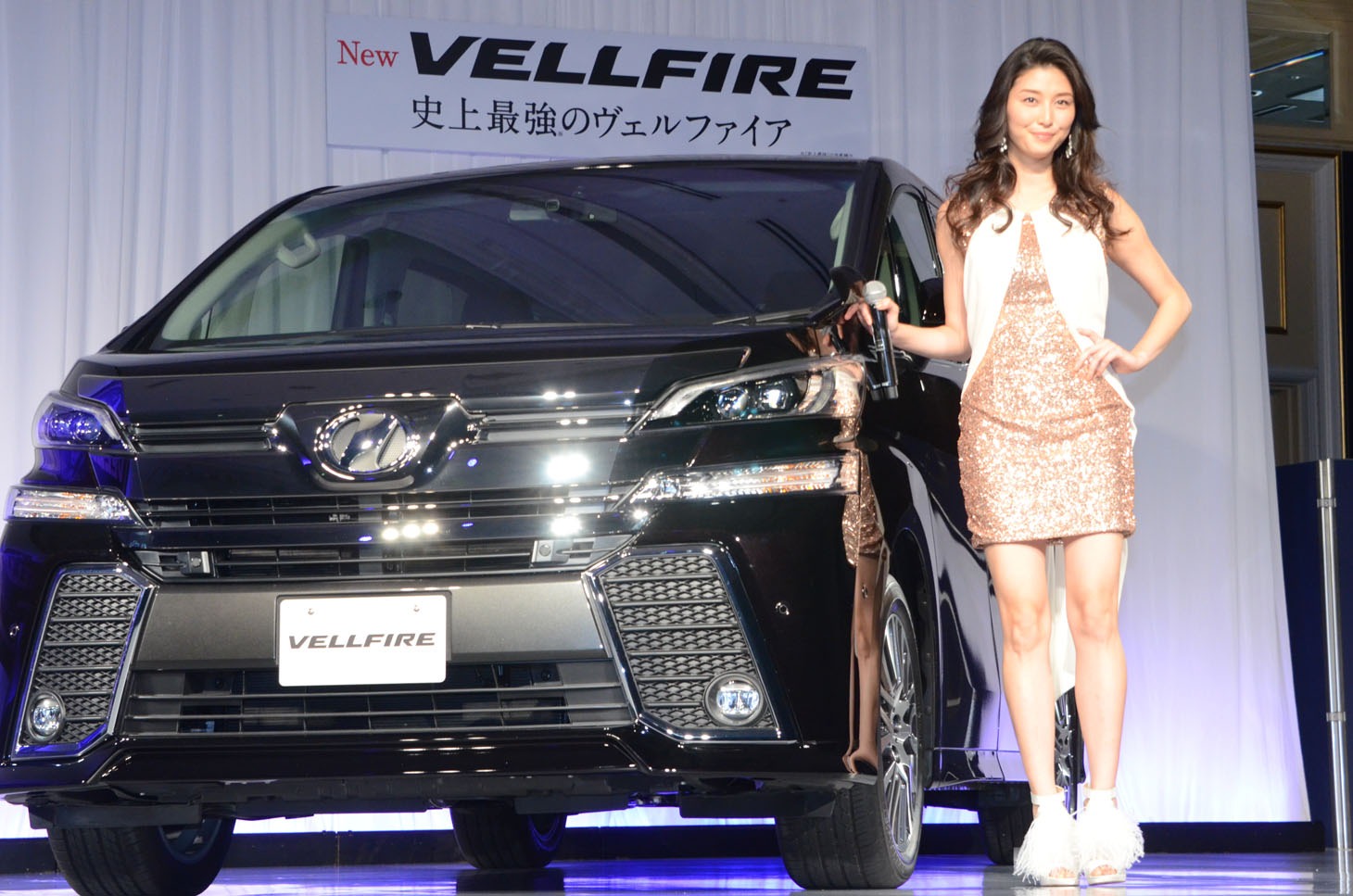 橋本マナミと新型ヴェルファイア。