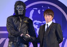 ヴェルファイアの精神を具現化したキャラクター「G」とロンドンブーツ1号2号・田村淳。