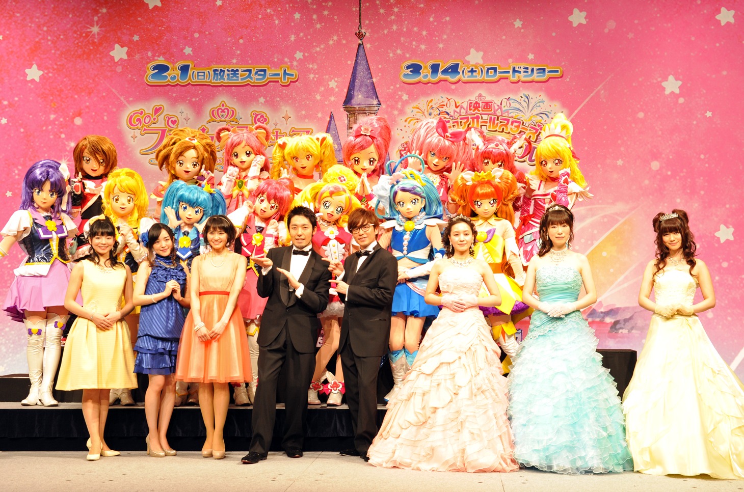 アニメ「Go！プリンセスプリキュア」と、映画「プリキュアオールスターズ 春のカーニバル♪」の合同会見に登場したオリエンタルラジオ（中央）。
