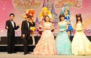 アニメ「Go！プリンセスプリキュア」と、映画「プリキュアオールスターズ 春のカーニバル♪」の合同会見に登場したオリエンタルラジオ（中央）。