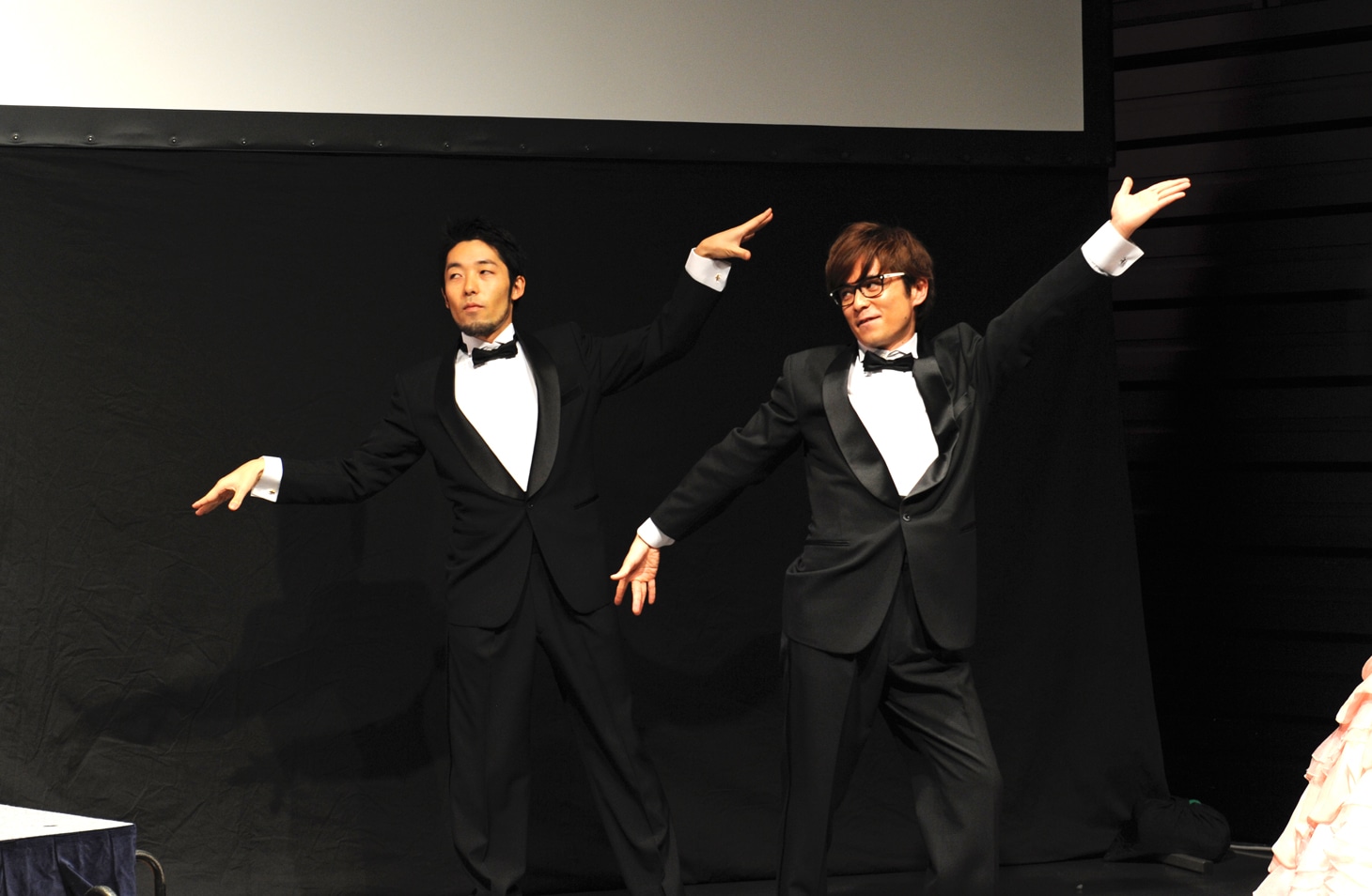 昨日練習したというダンスを踊るオリラジ。