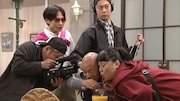 「七人のコント侍」のコント「密着なんで」(c)NHK
