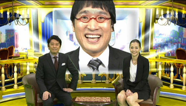 「追跡！つぶやきウォッチャー」に出演する坂上忍（左）、土屋アンナ（右）と、南海キャンディーズ山里（中央）。(c)日本テレビ
