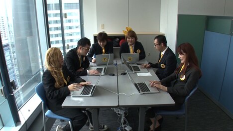 「つぶやきウォッチャー」役を務める、スパローズ（左後方）、ジョイマン高木（右から2人目）ら。(c)日本テレビ