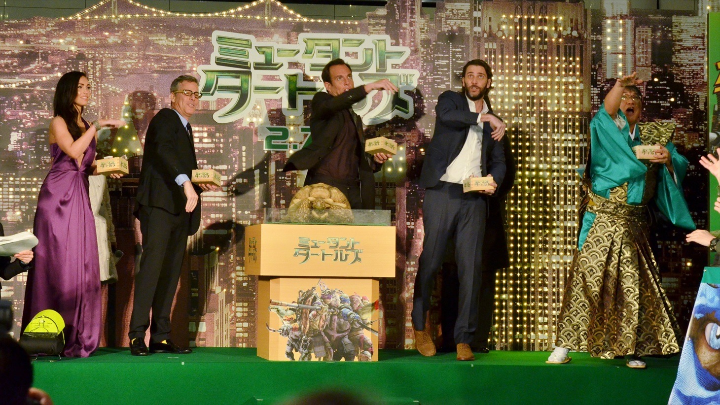 映画「ミュータント・タートルズ」ジャパンプレミアに海外ゲストとともに登壇し、豆まきを行ったカンニング竹山（右端）。