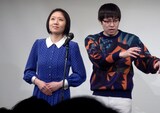 漫才を披露するアンパサンド。左から増山緑、中村聡。