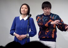 漫才を披露するアンパサンド。左から増山緑、中村聡。