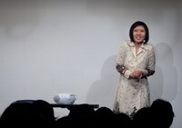 ピンネタを披露する増山緑。