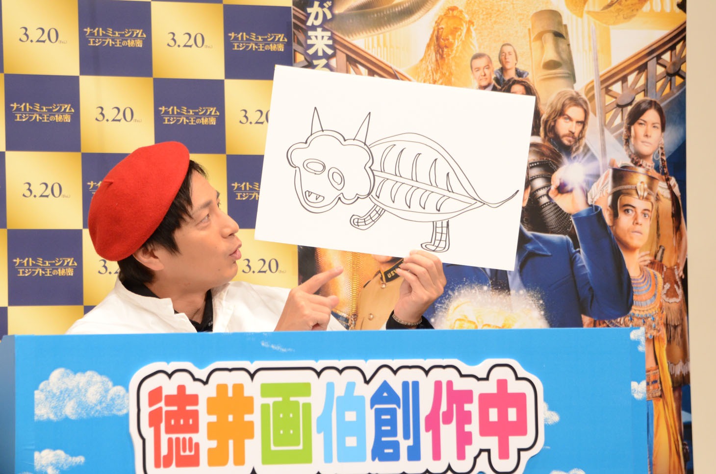 トリケラトプスの骨格標本を描いた徳井画伯。