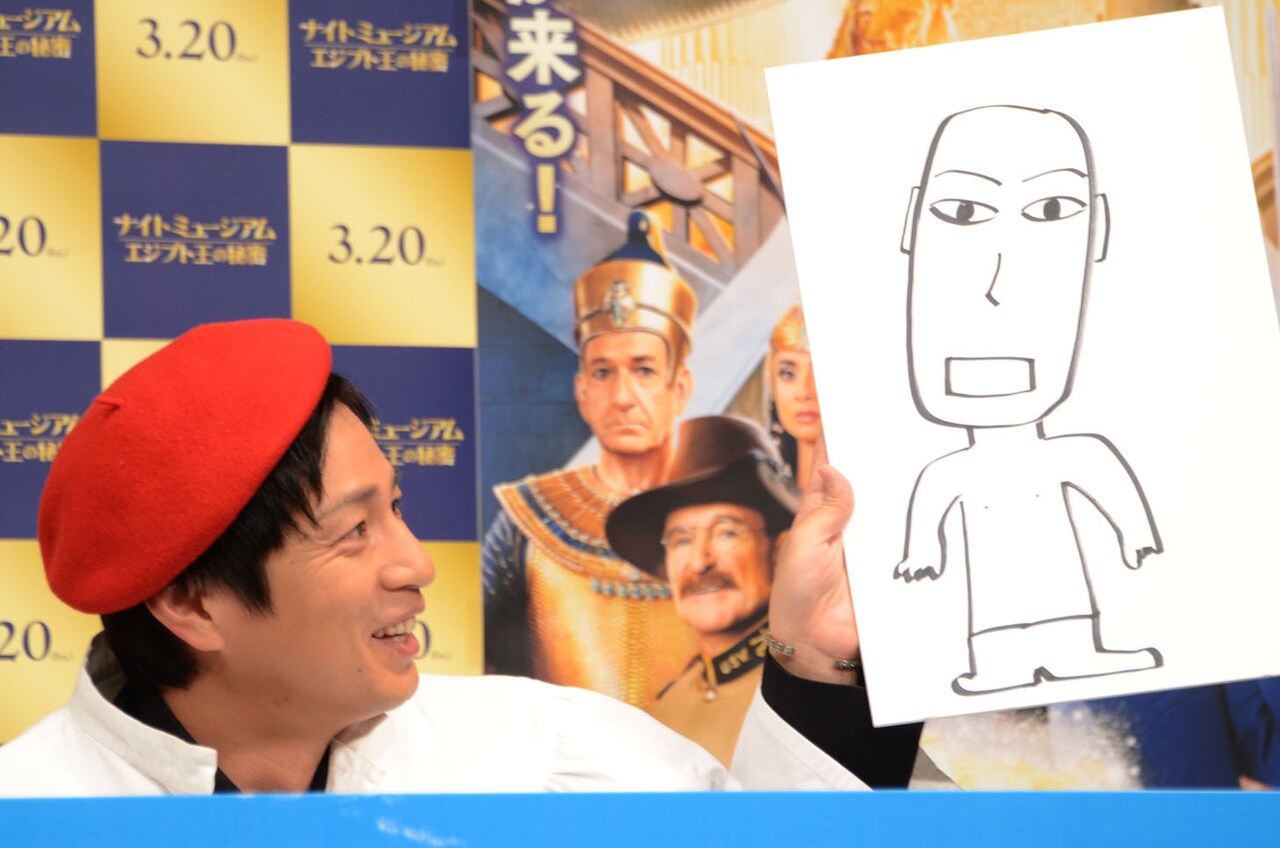 モアイ像を描いたチュートリアル徳井画伯。