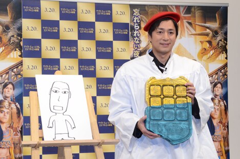 自身が描いたモアイ像とのフォトセッションに応じた徳井。