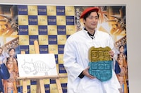 自身が描いたトリケラトプスの骨格標本とのフォトセッションに応じた徳井。