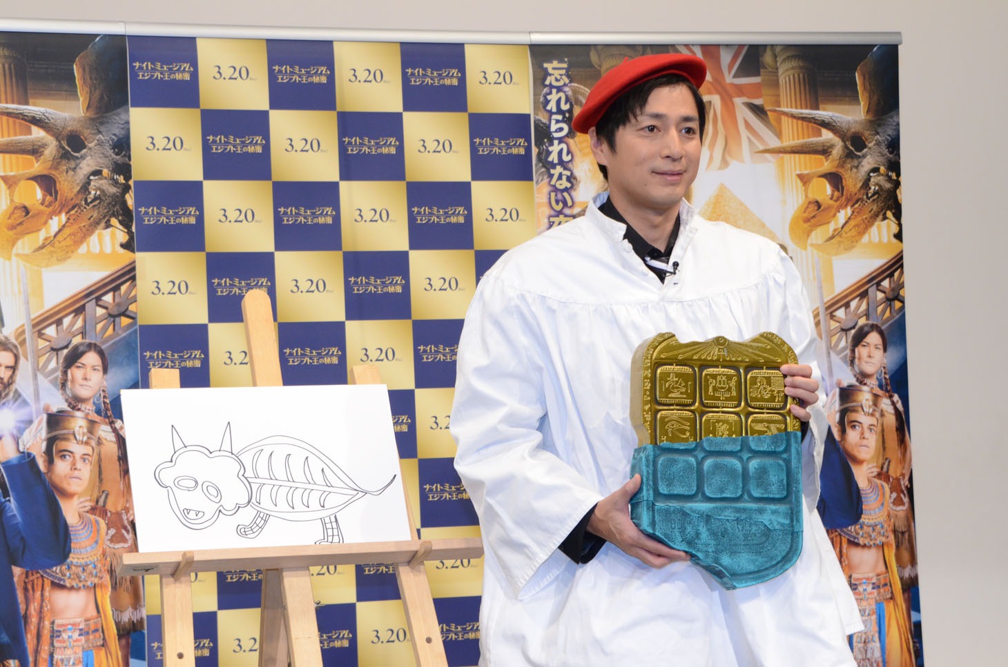 自身が描いたトリケラトプスの骨格標本とのフォトセッションに応じた徳井。
