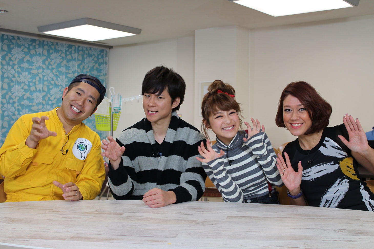 「コレ考えた人、天才じゃね!?～明日から使える“完全お役立ち”スペシャル～」収録後のハライチ澤部、アンジャッシュ渡部、鈴木奈々、LiLiCo（左から）。(c)テレビ東京