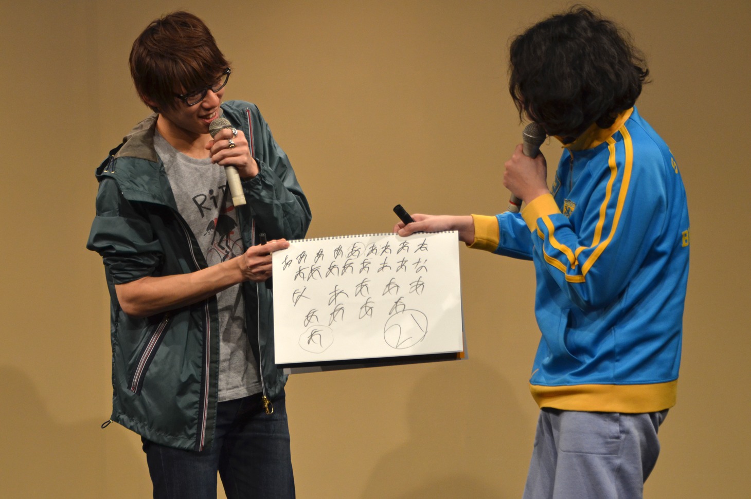たくさんの「あ」を書いた結果を検証する伊勢とやしろ（左から）。