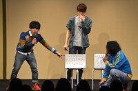 たくさんの「あ」を書くゲームで盛り上がる3人。