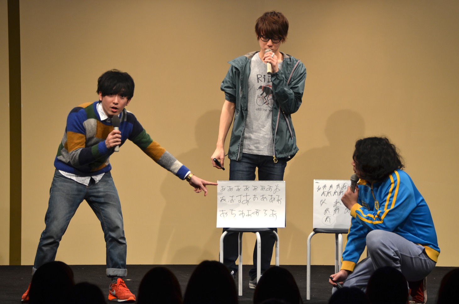 たくさんの「あ」を書くゲームで盛り上がる3人。