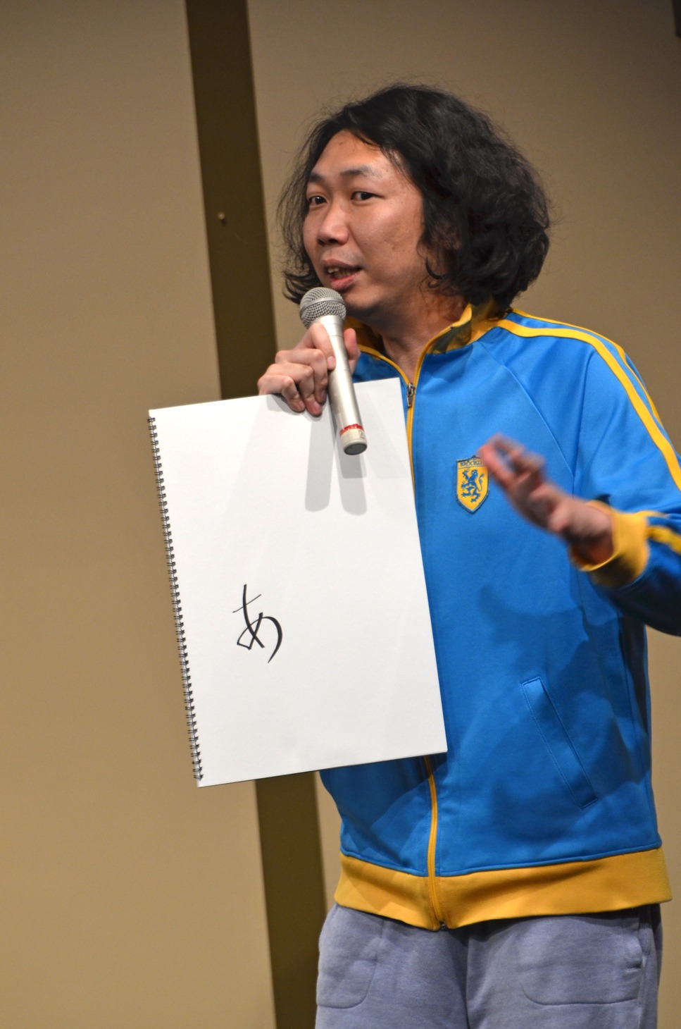 きれいに書いた「あ」を披露するやしろ。