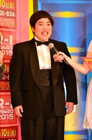 トップバッターに進み出たゆりやんレトリィバァ。