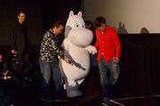 ムーミンの着ぐるみの手を引きながら、ゆっくりと登壇するさまぁ～ず。
