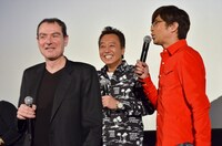 グザヴィエ・ピカルド監督（左）とさまぁ～ず。