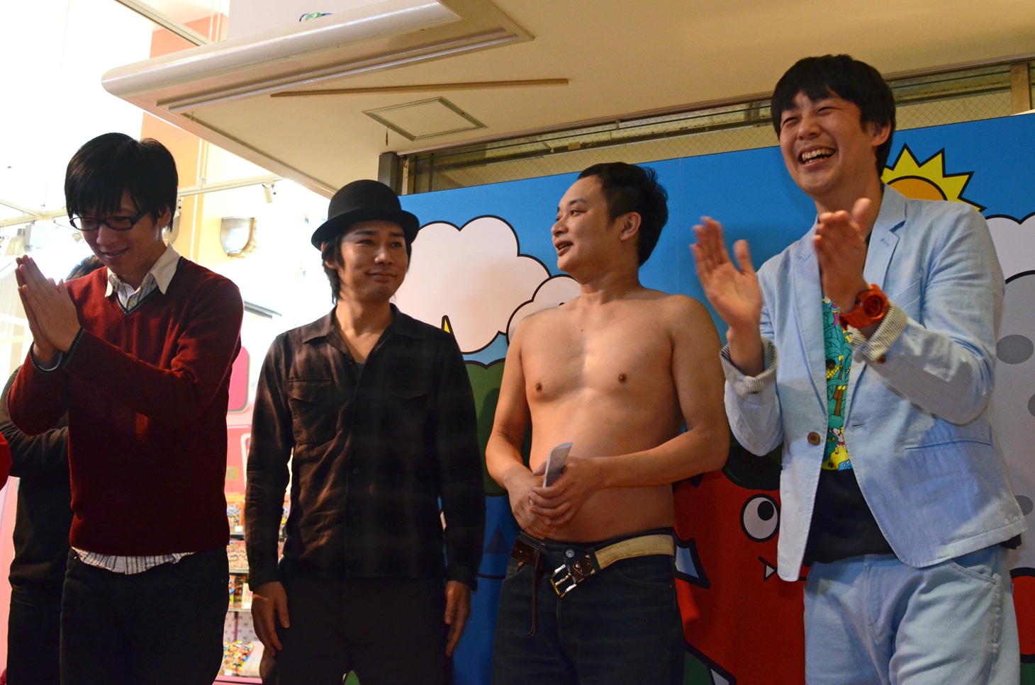 ルミネtheよしもとの豆まきイベントに登場した鬼ヶ島と佐久間一行（左から）。