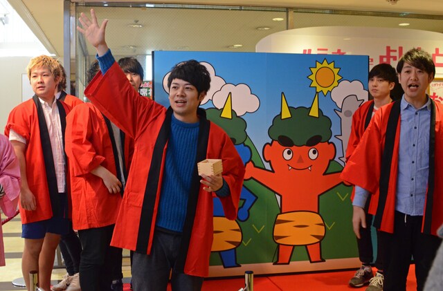 ルミネtheよしもとの豆まきイベントに登場したロビーズの面々。