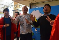 観客から豆を投げられた鬼越トマホーク。