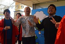 観客から豆を投げられた鬼越トマホーク。