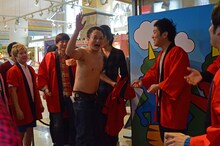 パネルの裏でもめていた鬼ヶ島・アイアム野田（中央）とロビーズ。