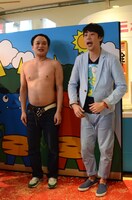 最後に一緒に謝罪した野田（左）と佐久間。