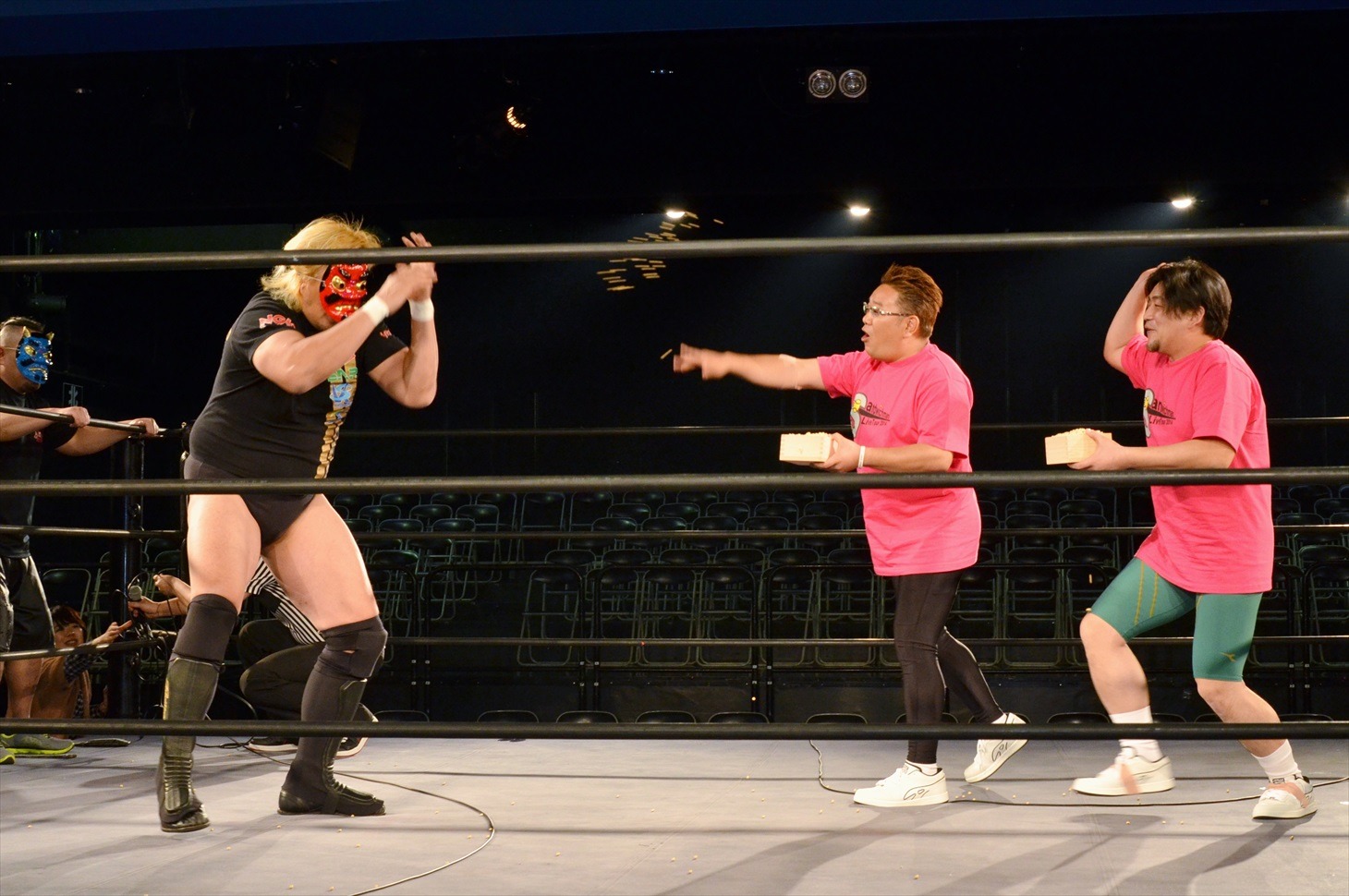 高山善廣（左）に豆をぶつけるサンドウィッチマン。