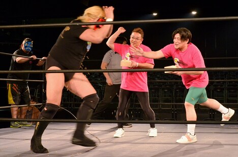 高山善廣（手前）に豆をぶつけるサンドウィッチマン。