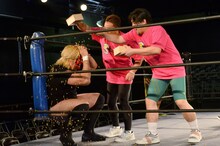 高山善廣（左）にありったけの豆を注ぐサンドウィッチマン。