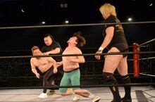 レスラー陣に逆襲されるサンドウィッチマン。