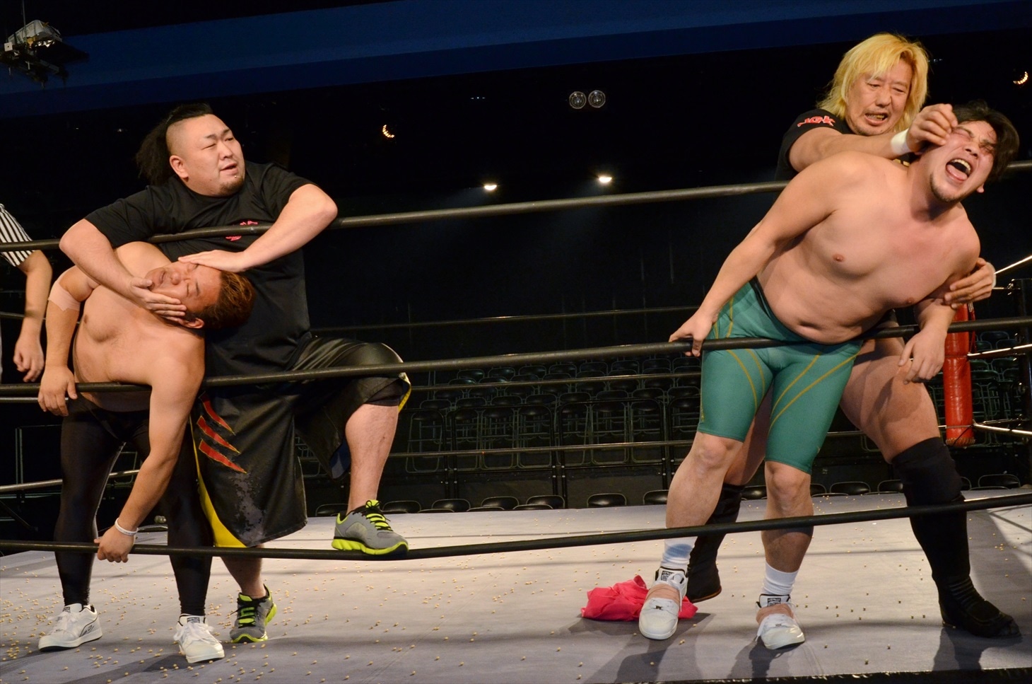 逆襲されるサンドウィッチマン。