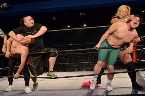 逆襲されるサンドウィッチマン。