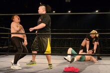 逆襲されるサンドウィッチマン。