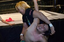 関節技を仕掛けられるサンドウィッチマン富澤。