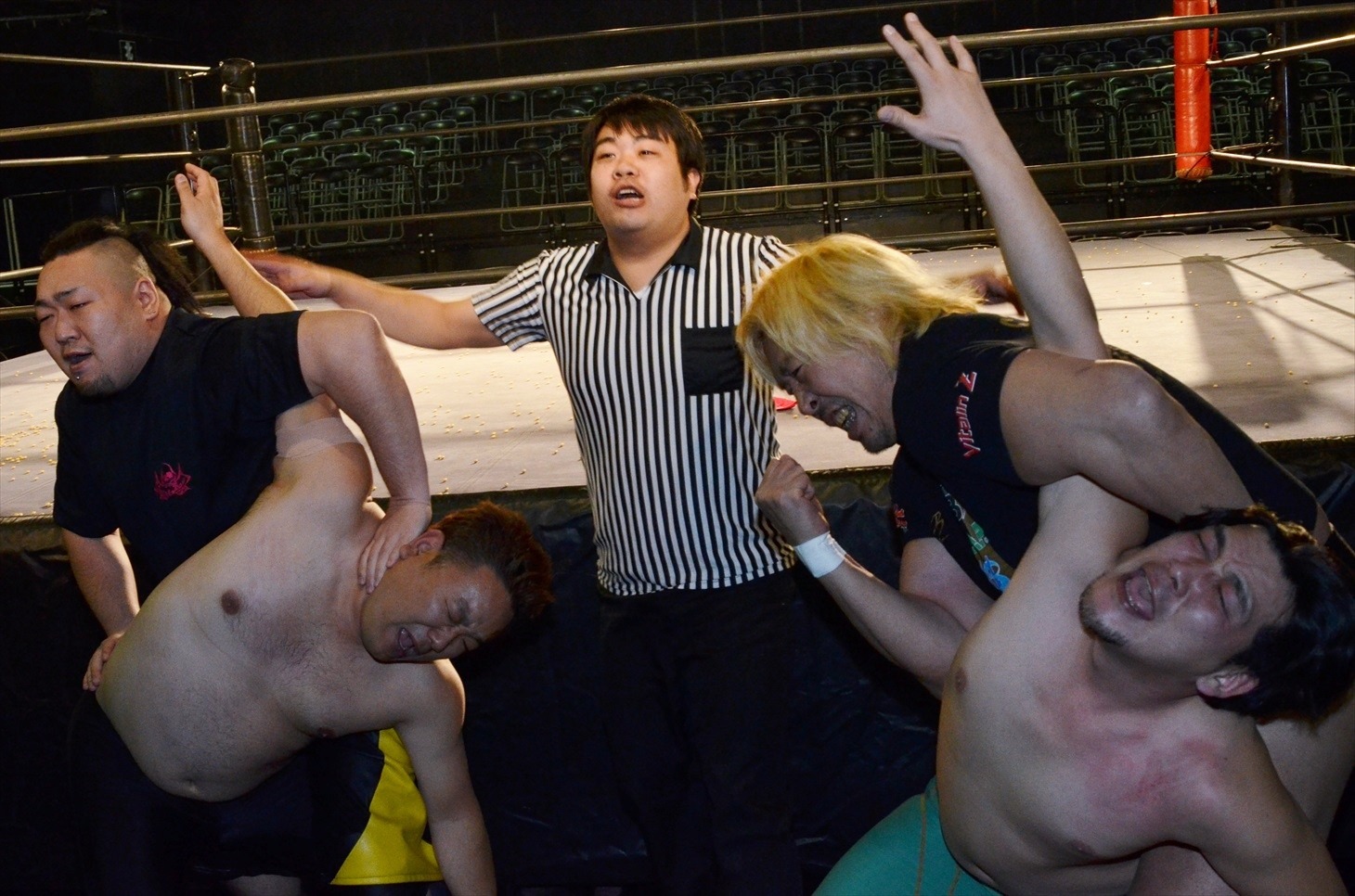 関節技を仕掛けられるサンドウィッチマン。