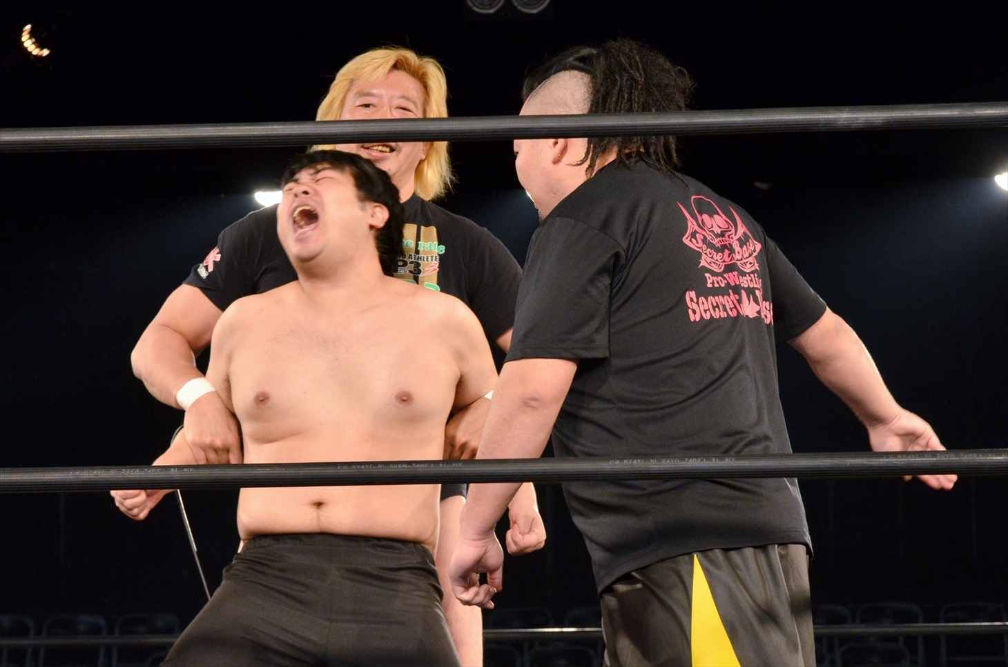 サンドウィッチマンの指令によって、プロレスラーのチョップを体験することになった、わらふぢなるおの口笛なるお。