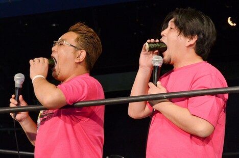 恵方巻を頬張るサンドウィッチマン。