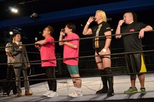 恵方巻を頬張るサンドウィッチマン（中央）ら。