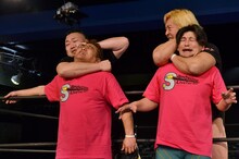 フォトセッションの際、羽交い締めにされるサンドウィッチマン。