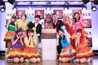 映画「チャーリー・モルデカイ 華麗なる名画の秘密」公開記念イベントのフォトセッションの様子。