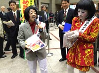 ビラ配りをする日本エレキテル連合。