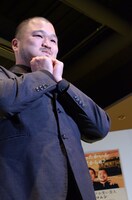 かわいいポーズでアピールする長谷川。